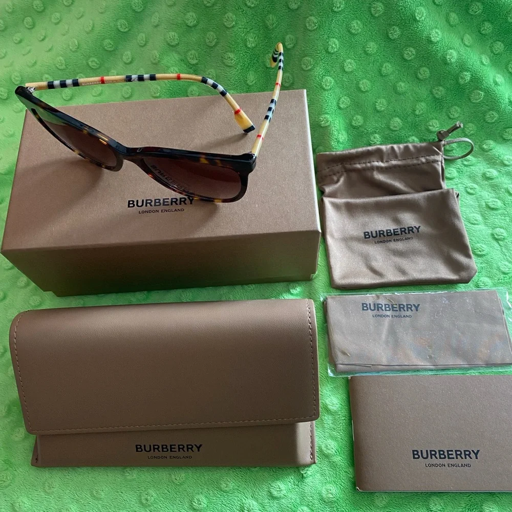 Burberry Sunglasses NWOT - Picture 9 of 16